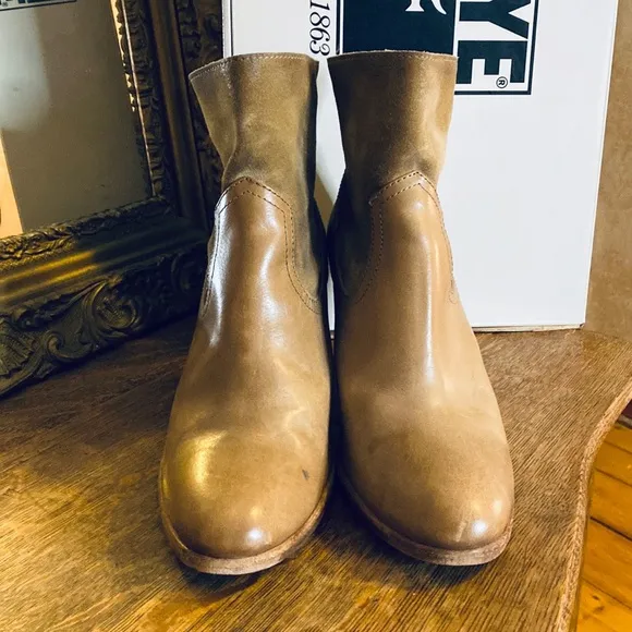 Frye Tessa Zip Antiqued Short Boots 9