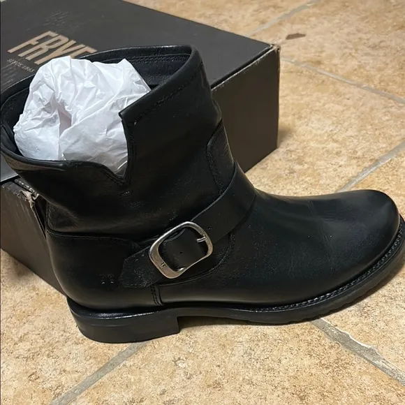 Frye Veronica Bootie Black Leather Ankle Boots Womens size 8 BNIB