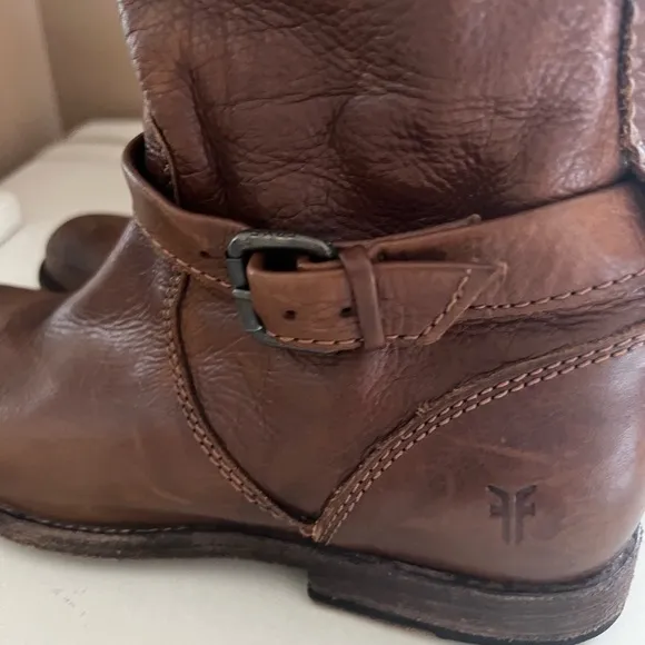 Frye Women’s Vintage Brown with side zipper Leather 7.5