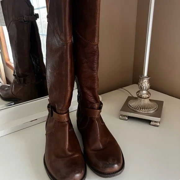 Frye Women’s Vintage Brown with side zipper Leather 7.5