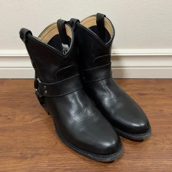 FRYE | WYATT HARNESS SHORT BLACK LEATHER BOOTS