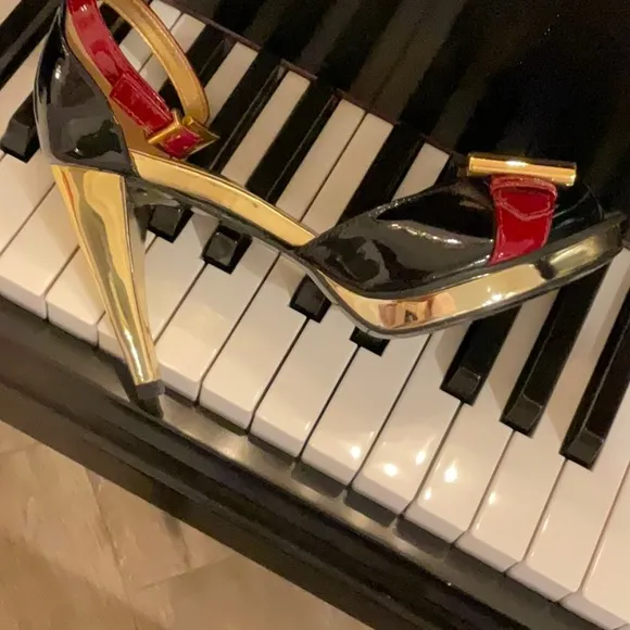 Gianni Bini magnificent shoes size 6 black burgundy and gold