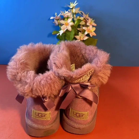 Girls Ugg boots SZ 3