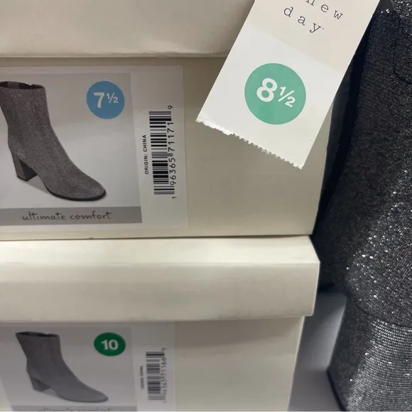 GLITTERING SILVER BOOTS