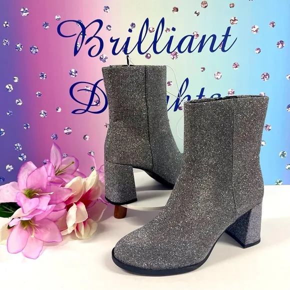 GLITTERING SILVER BOOTS