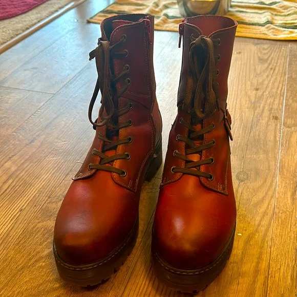GORGEOUS Taos GUSTO Boot! Size 39 Women’s RED (LIKE NEW)