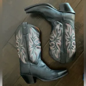 Harley Davidson Women’s Cowgirl Boots Rare find! Size 6.5 NWOT