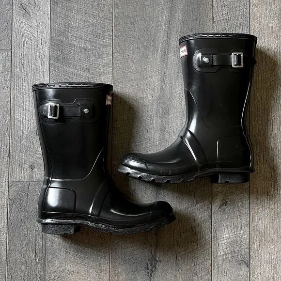 Hunter, Gloss-Black, Women’s Original Short Boot (Size 6) &amp; 2 Pair of Boot Socks