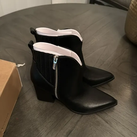 indigo rd. Oligai Ankle Boot in Black
