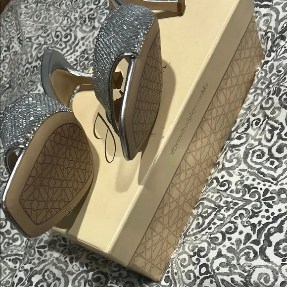 Jewel Badgley Mischka Allison Silmet Silver Women's Heels size 7.5 BNIB