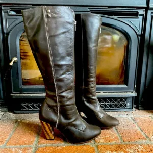 JOHN FLUEVOG Blind Faith Wooden Heel Tall Full Zip Boots SZ 9 Brown Leather