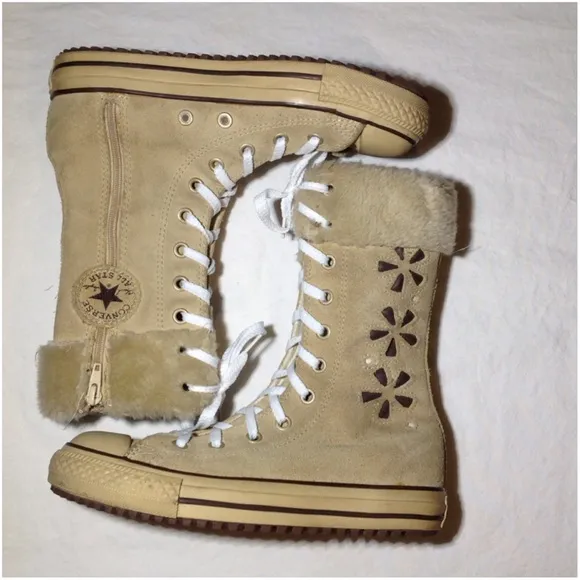 Junior's Sz 2 Chuck Taylor All Star Converse Boots