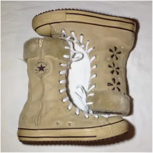 Junior's Sz 2 Chuck Taylor All Star Converse Boots