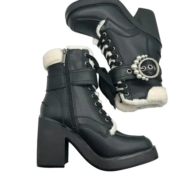 Karl Lagerfeld Paris women's Dottie Heeled Ankle Boot in Black. Sz: 6.5