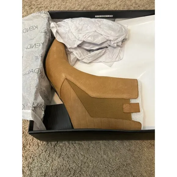 Kendall   Kylie Camel Colored Faux Leather Pointed Toe Chelsea Boots—Size 8.5