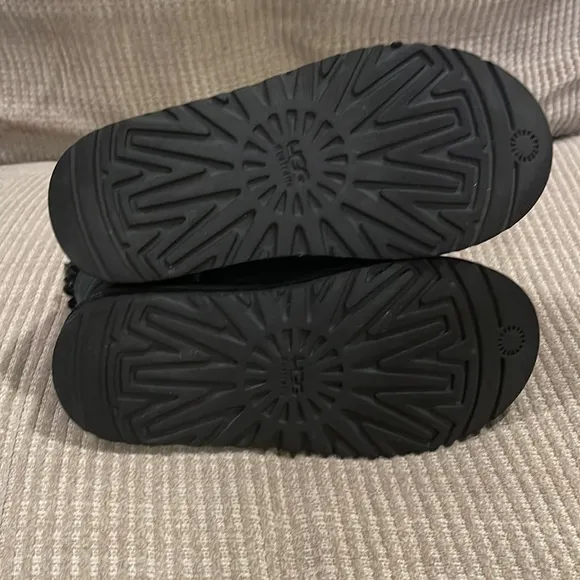Kids Mini Bailey Button Uggs