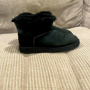 Kids Mini Bailey Button Uggs