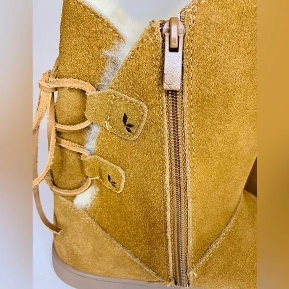 Kookaburra By UGG Shari Short Tan Suede Boots Size 9!