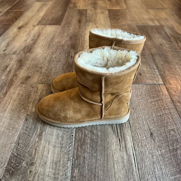 Koolaburra by Ugg women’s short koola boots size 7