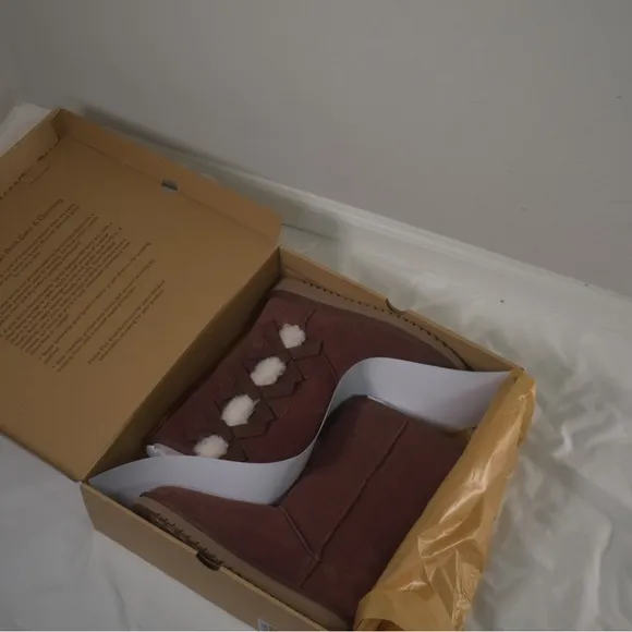 Koolaburra By UGGWomen's Victoria Boots size 9 new in box