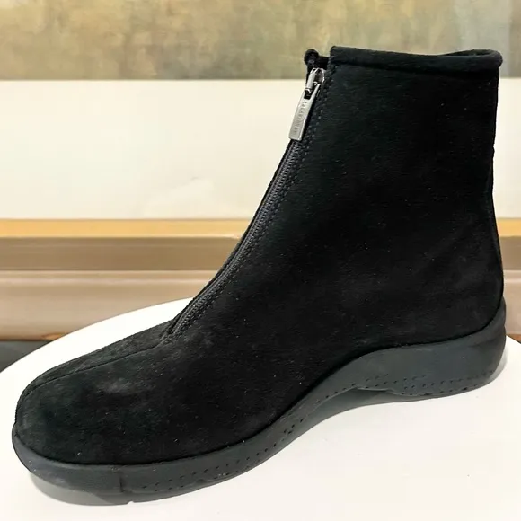 🌹LA CANADIENNE🌹 Lavender Black Ankle Boot Size: 5M