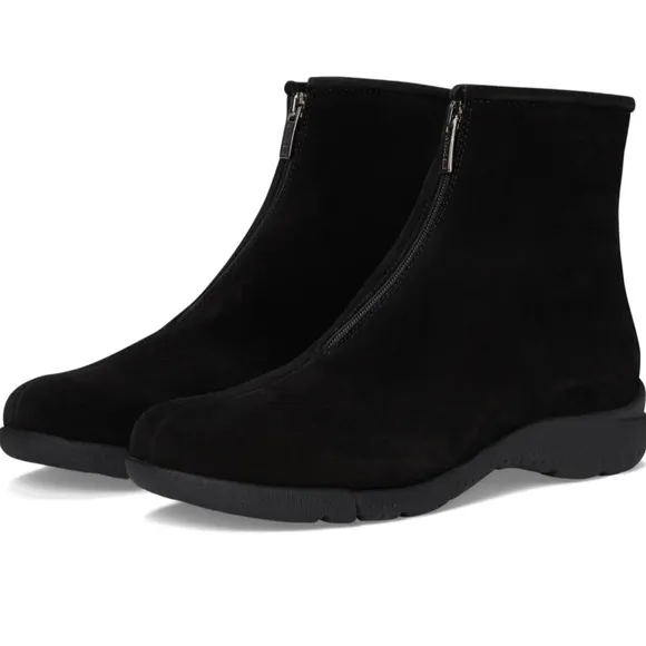 🌹LA CANADIENNE🌹 Lavender Black Ankle Boot Size: 5M