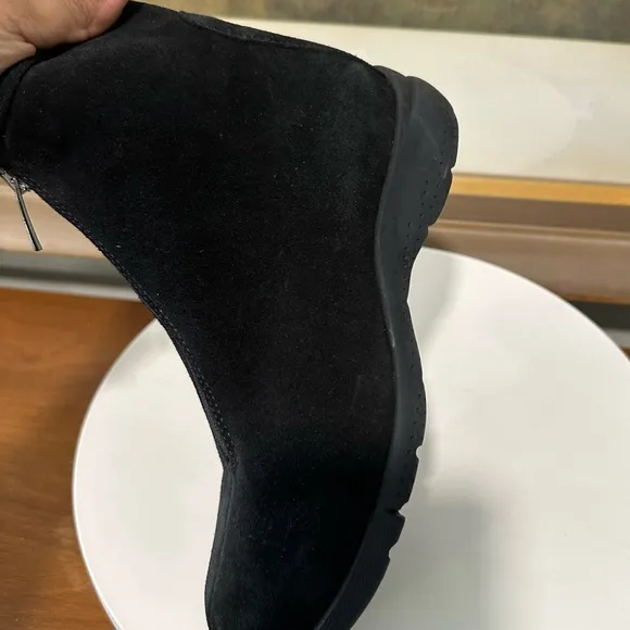 🌹LA CANADIENNE🌹 Lavender Black Ankle Boot Size: 5M