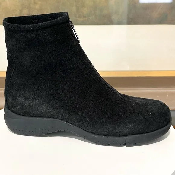 🌹LA CANADIENNE🌹 Lavender Black Ankle Boot Size: 5M