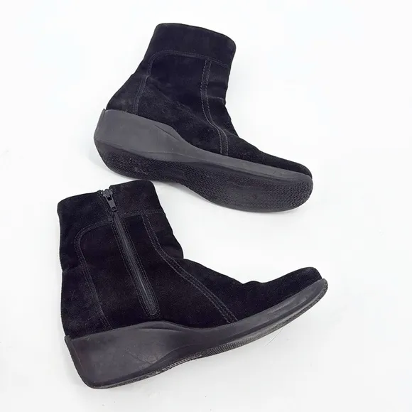 La Canadienne Suede Wedge Black Boots size 8