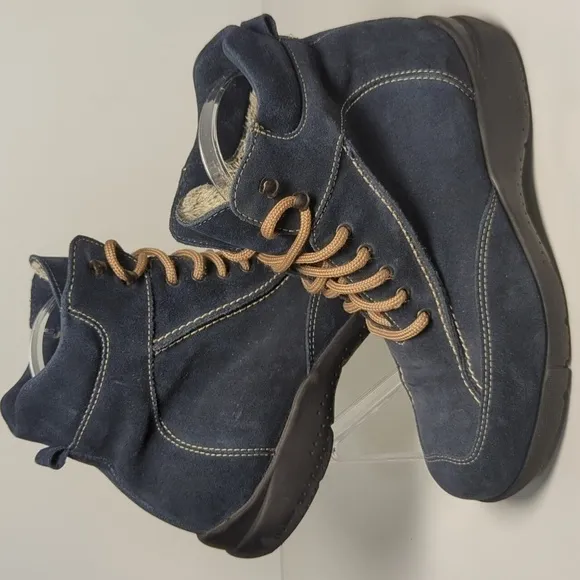 LA Canadienne Trista Suede Ankle boots women's size 6