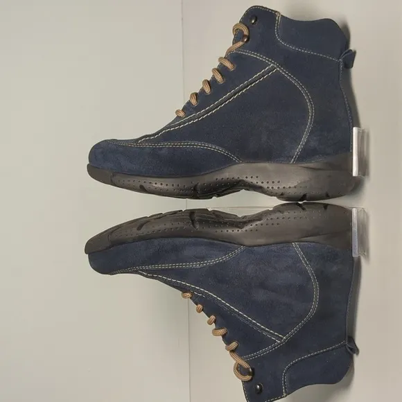 LA Canadienne Trista Suede Ankle boots women's size 6