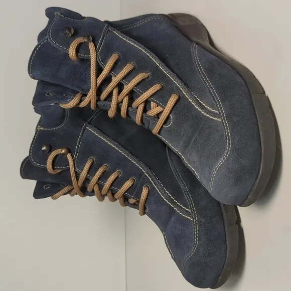 LA Canadienne Trista Suede Ankle boots women's size 6