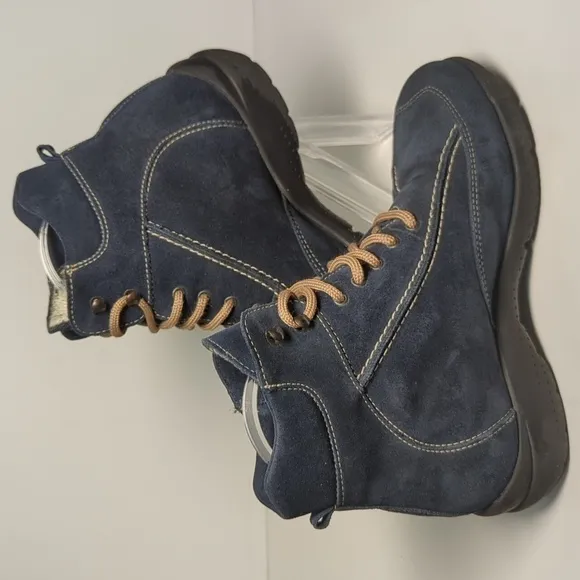 LA Canadienne Trista Suede Ankle boots women's size 6