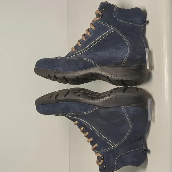 LA Canadienne Trista Suede Ankle boots women's size 6