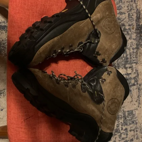 La Sportiva Makulu Brown Boots with High Ankle Support and Reinforced Toe