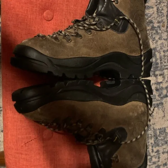 La Sportiva Makulu Brown Boots with High Ankle Support and Reinforced Toe