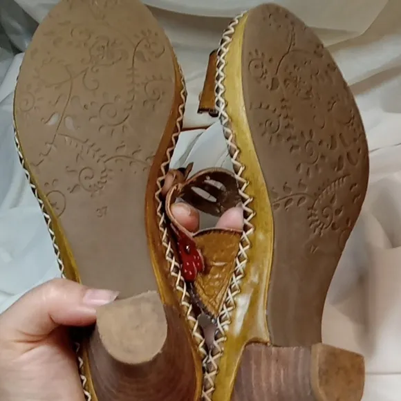 L'artiste by spring step heeled floral sandal size 37