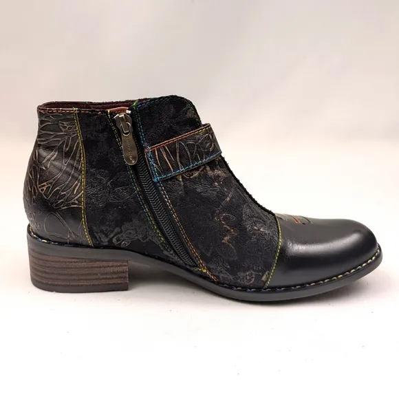 L'Artiste Georgiana Booties Leather &amp; Fabric Buckle Strap Side Zip Black NWOT