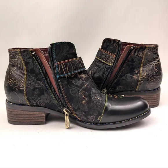 L'Artiste Georgiana Booties Leather &amp; Fabric Buckle Strap Side Zip Black NWOT