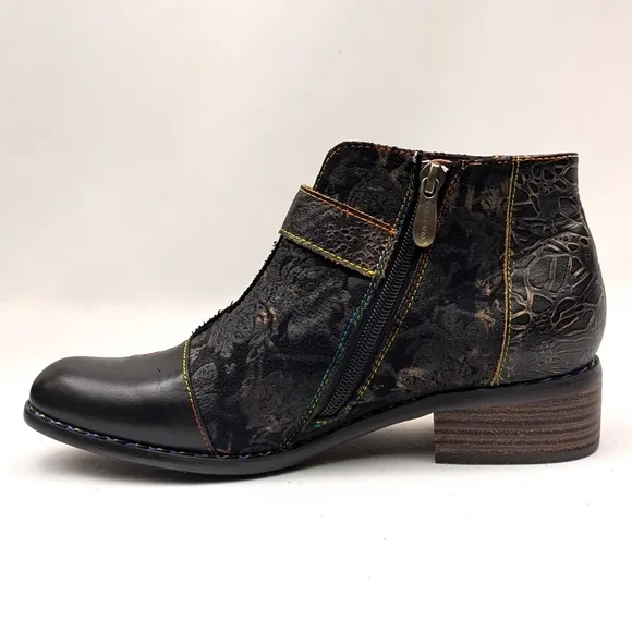 L'Artiste Georgiana Booties Leather &amp; Fabric Buckle Strap Side Zip Black NWOT