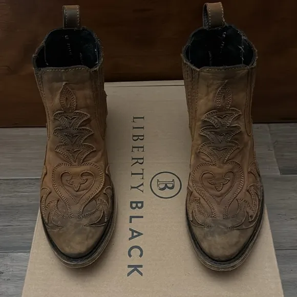 Liberty Black - size 6 Henrietta - color “Faggio”