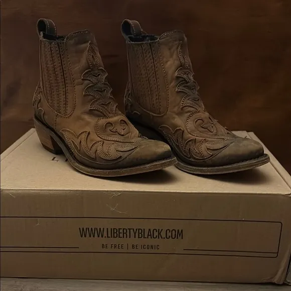 Liberty Black - size 6 Henrietta - color “Faggio”