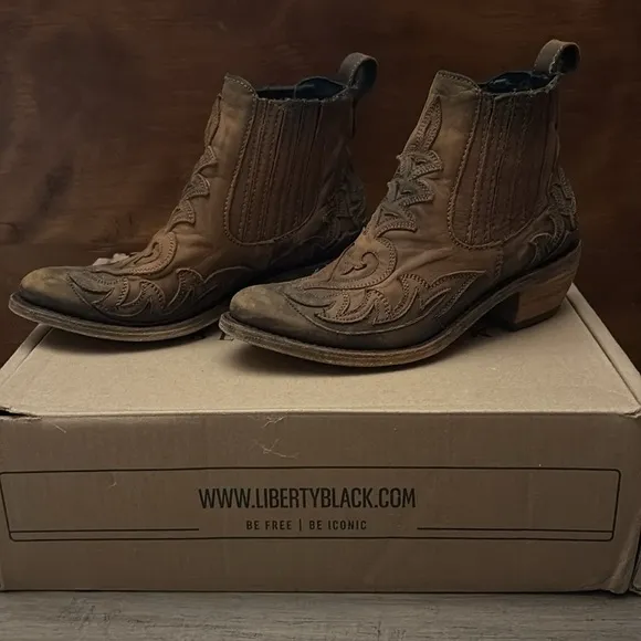 Liberty Black - size 6 Henrietta - color “Faggio”