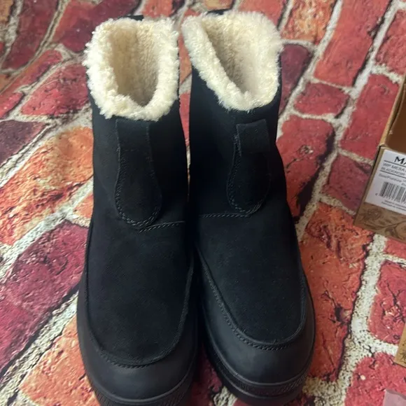 Manitobah Black Winter Boots