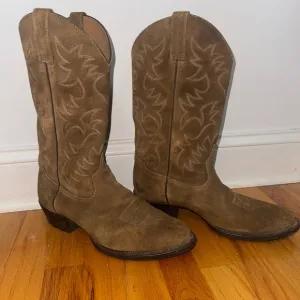Men’s Ariat Long boots.