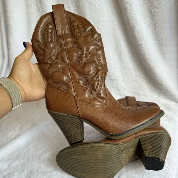 MIA LaRue Cowboy Boots High Heels Scroll Line Studded Women Shoes Sz 8M C21140A