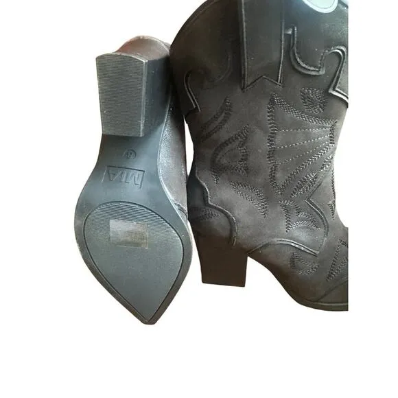 MIA Wilda Pointy Toe Short Western Boots in Black. Size-8M