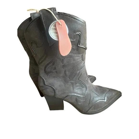 MIA Wilda Pointy Toe Short Western Boots in Black. Size-8M