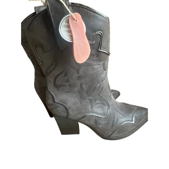 MIA Wilda Pointy Toe Short Western Boots in Black. Size-8M