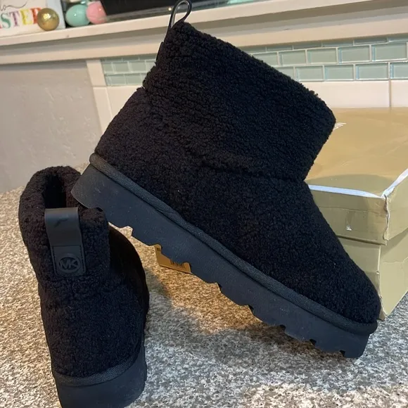 Michael Kors Cozy Winnie Bootie Shearling Black NIB